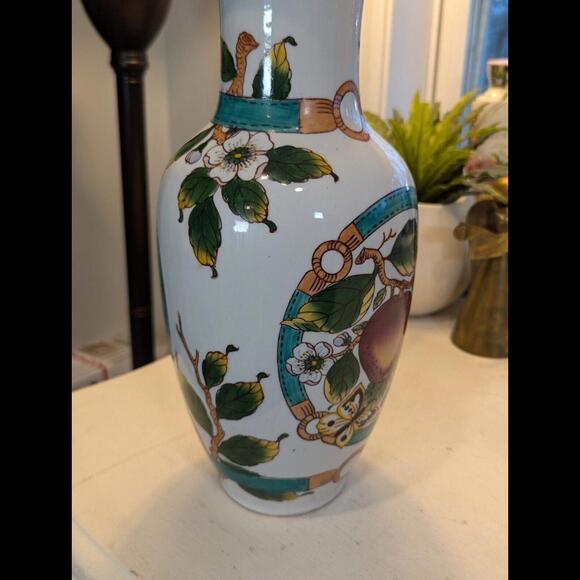 VINTAGE CHINESE PORCELAIN  CERAMIC VASE APPLES AND BUTTERFLIES EXCELLENT... - Picture 4 of 7